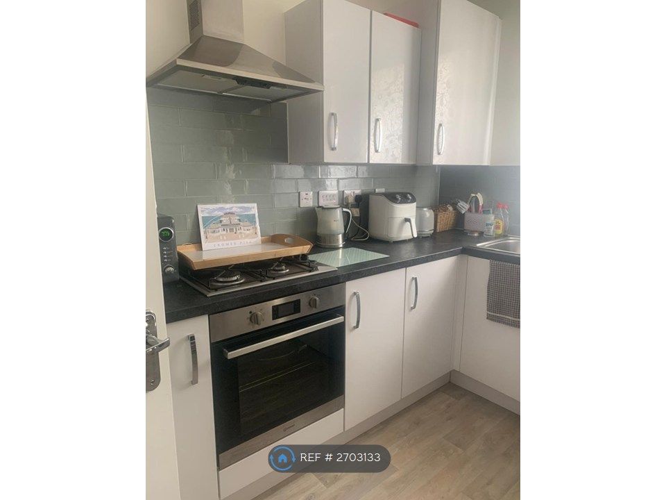 Property photo 3 of 11 Kitchen