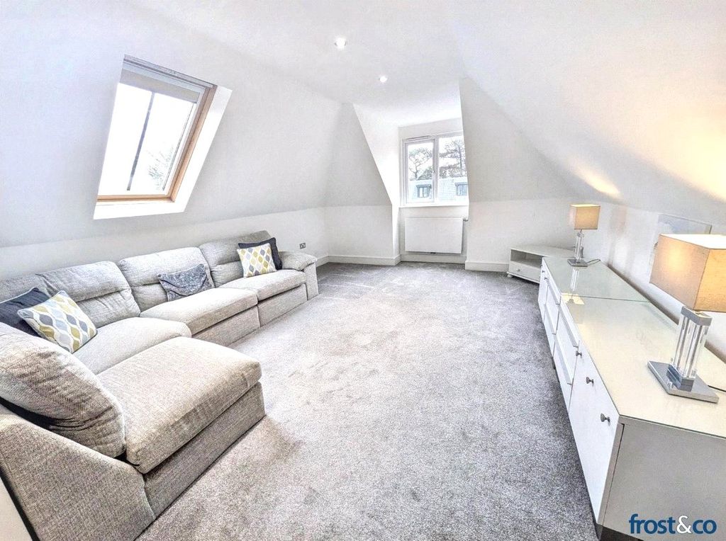 Property photo 3 of 14 Lounge