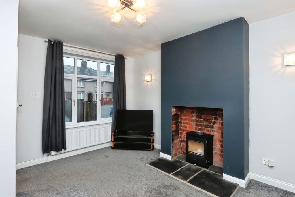 Property photo 3 of 17 Lounge