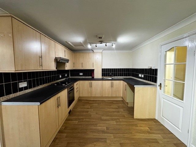 Property photo 3 of 7 Kitchen