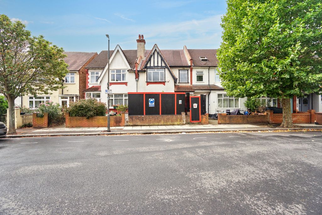 Property photo 1 of 29 22 Vectis Road, Tooting, London Sw17 9Rg