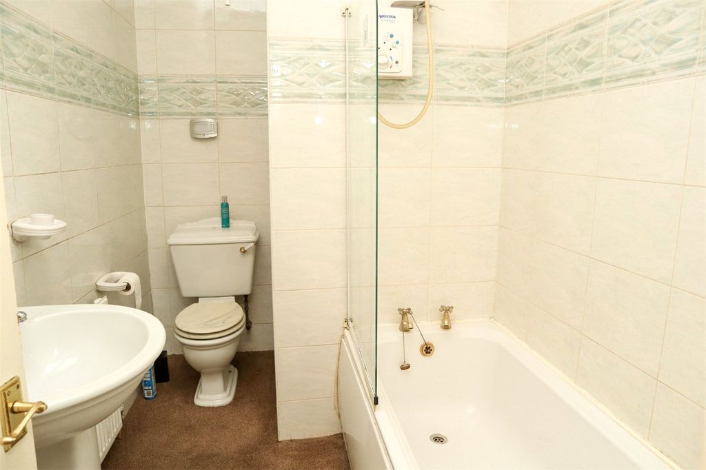 Property photo 3 of 17 Bathroom