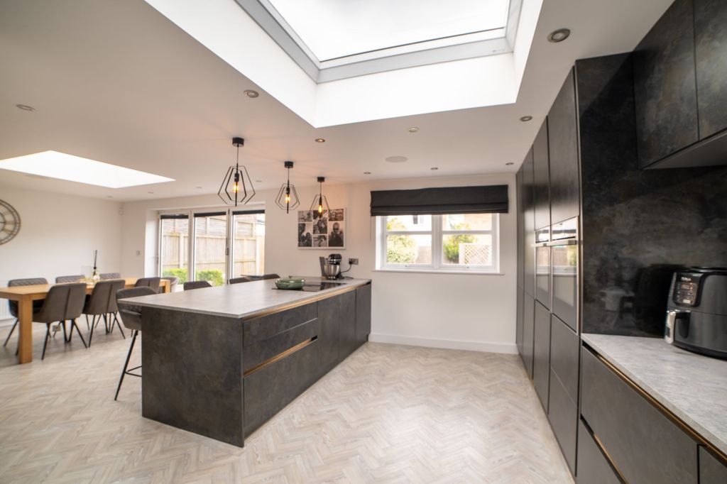 Property photo 2 of 18 Modern Kitchen
