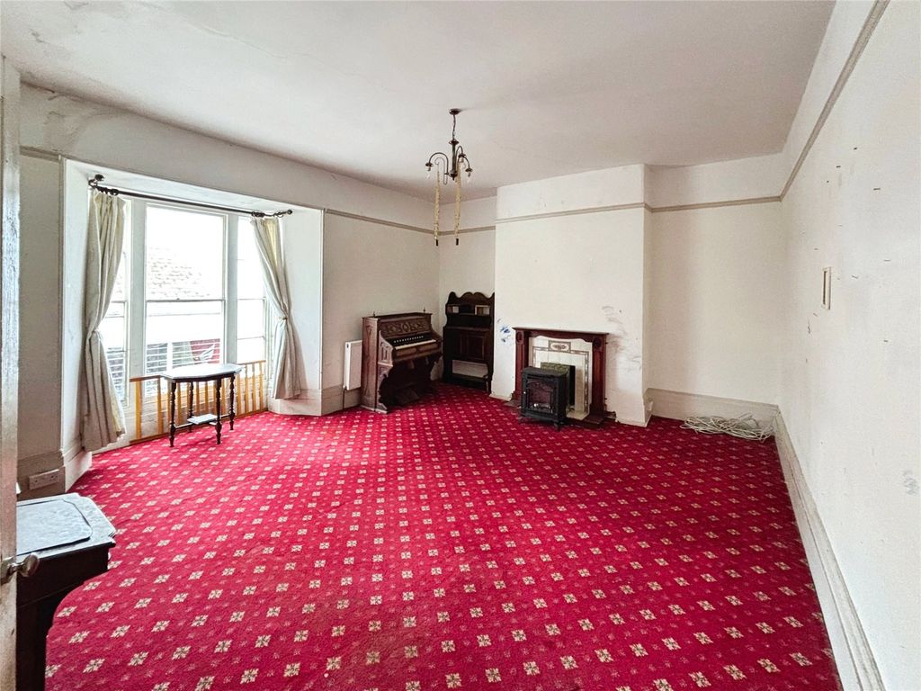 Property photo 3 of 16 Lounge