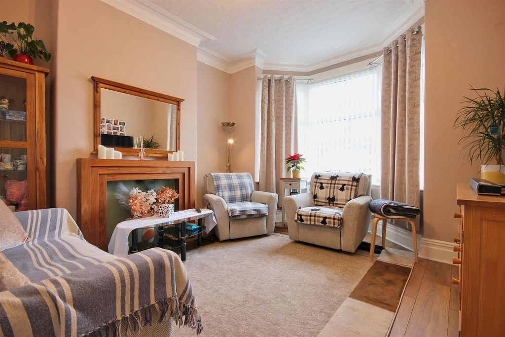 Property photo 2 of 20 Lounge