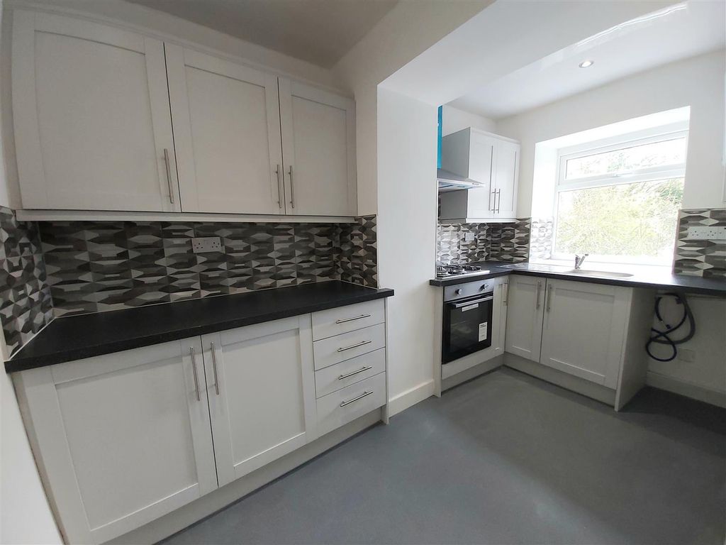 Property photo 3 of 6 Fitted Kitchen