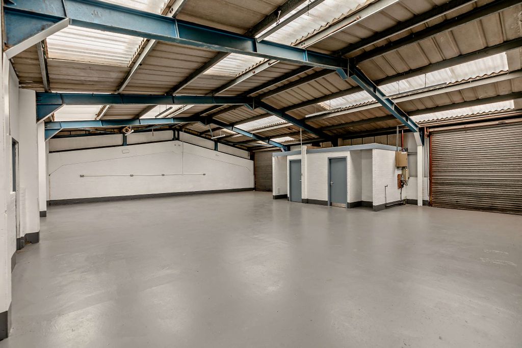 Property photo 3 of 13 8561953-Interior05-800