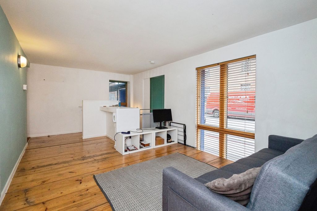Property photo 3 of 17 Photo