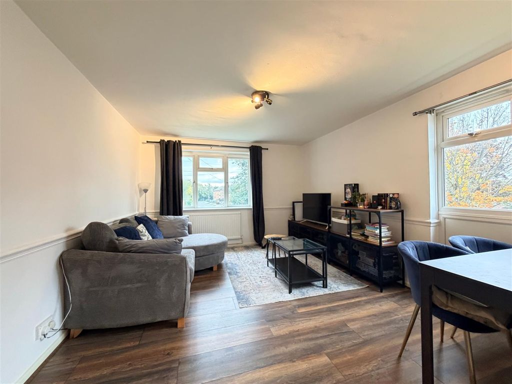 Property photo 2 of 11 Lounge.Png