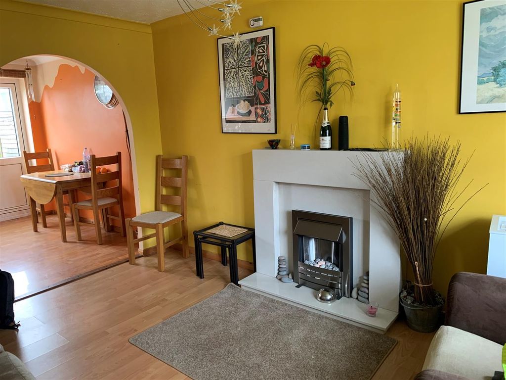 Property photo 2 of 11 Lounge.Jpg