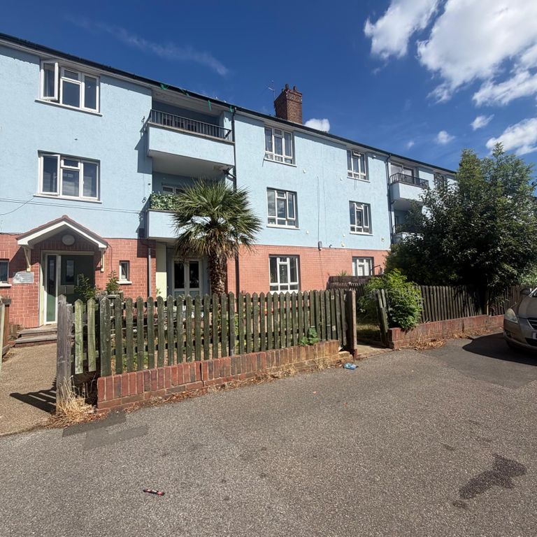 Property photo 1 of 8 2 Bed Flat For Sale Reddington Drive, Slough Sl3 7Sl