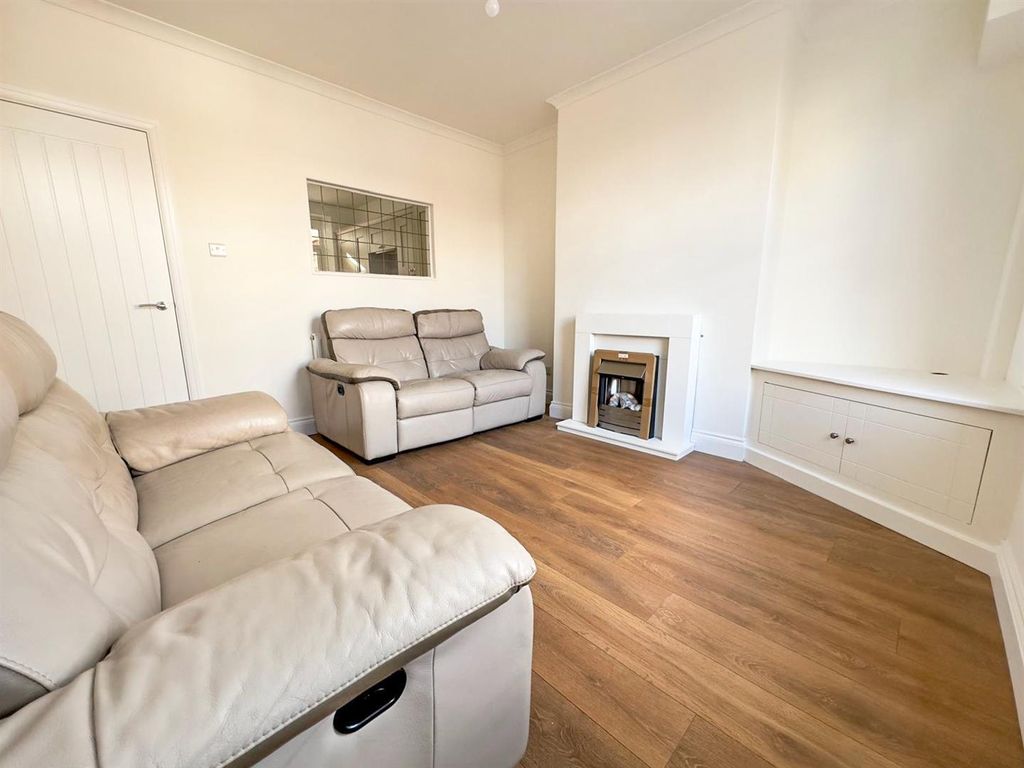 Property photo 3 of 11 Living Room