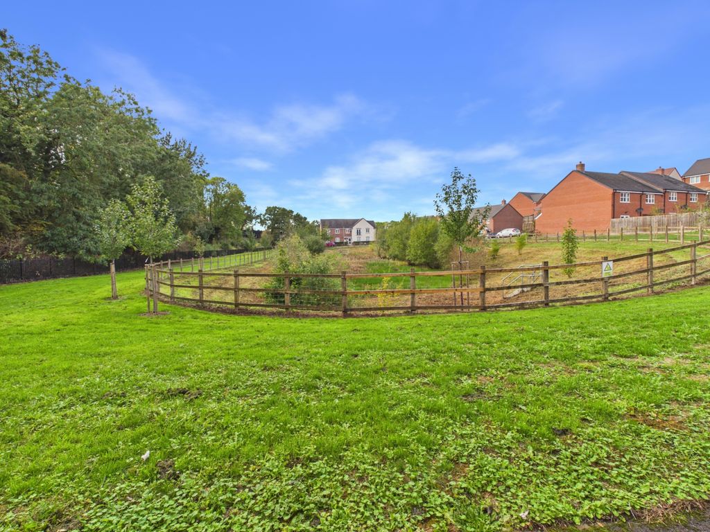 Property photo 3 of 15 Willis Close