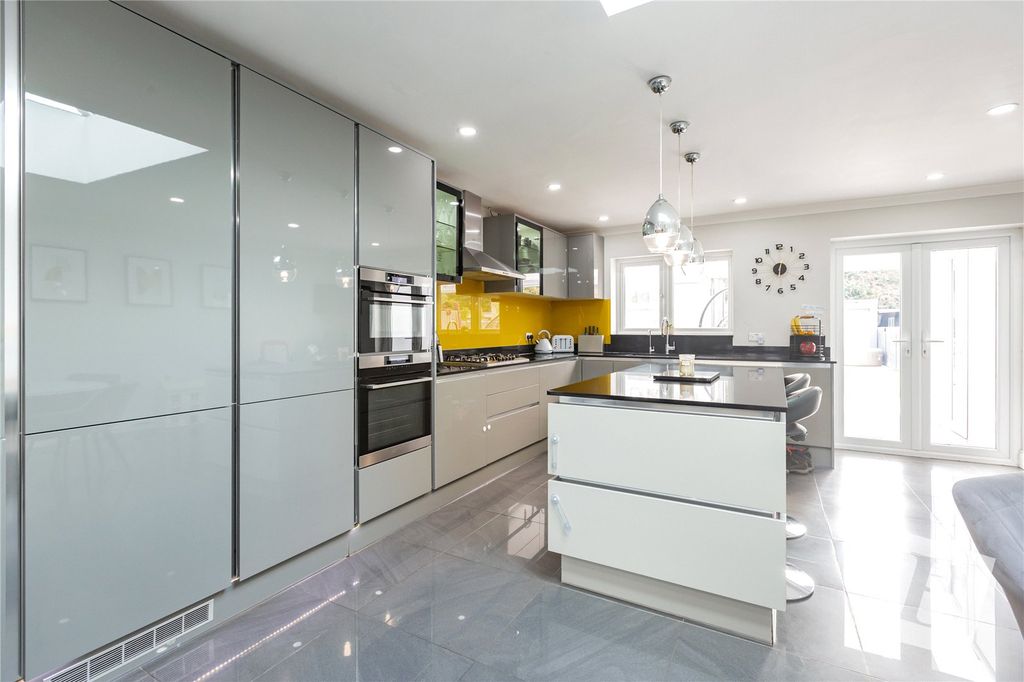 Property photo 2 of 28 Kitchen