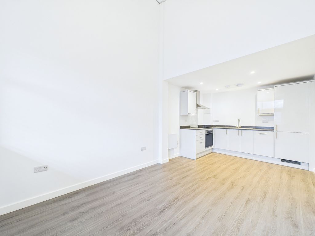 Property photo 3 of 11 Cam01909G0-Pr0445-Still004