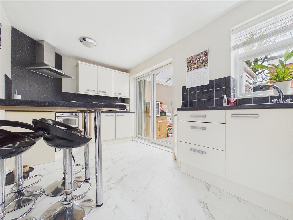 Property photo 3 of 14 Cam01407G0-Pr0160-Still006.Jpg