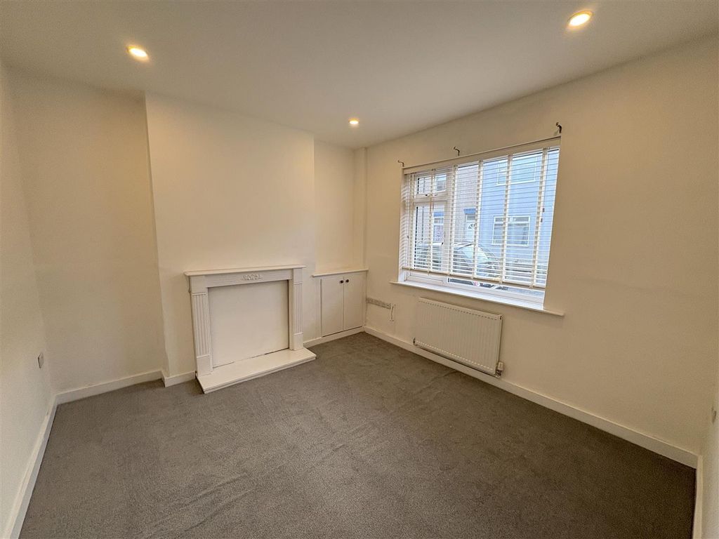 Property photo 2 of 15 Lounge