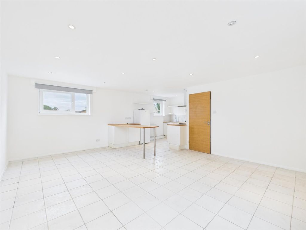 Property photo 2 of 18 Cam01358G0-Pr0175-Still002.Jpg