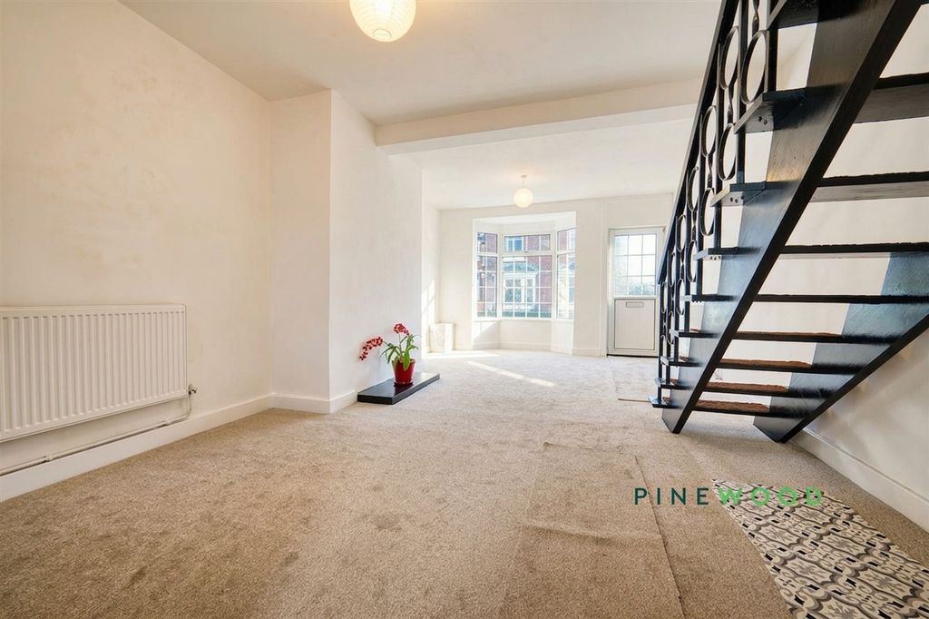Property photo 3 of 19 Living Room / Diner