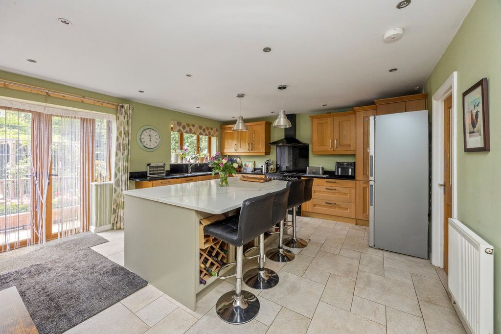 Property photo 3 of 26 Kitchen/Breakfast Rm