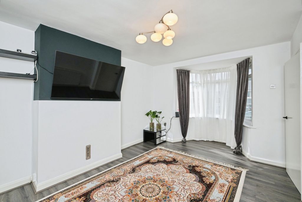 Property photo 2 of 17 Lounge