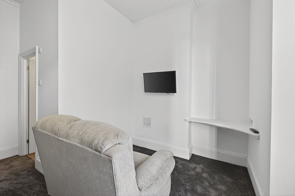 Property photo 3 of 8 0006