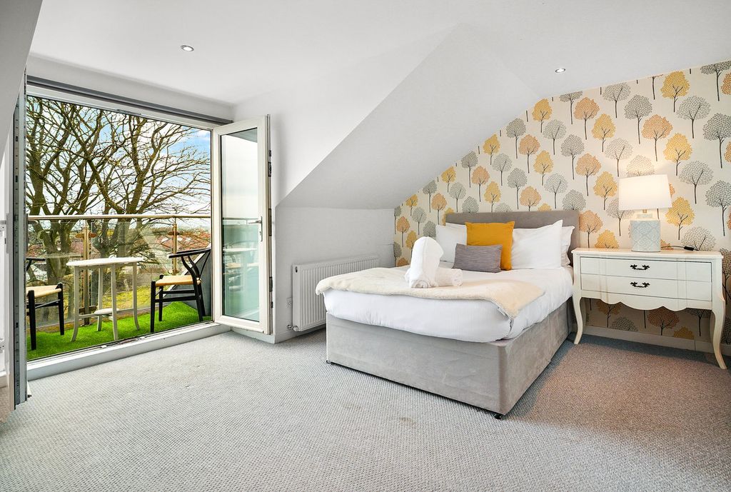 Property photo 2 of 28