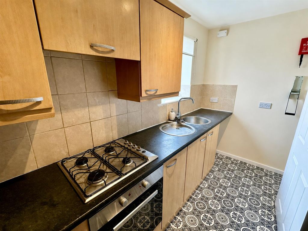 Property photo 3 of 18 Kitchen (2/2)