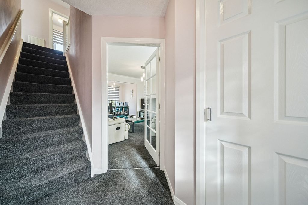 Property photo 2 of 25