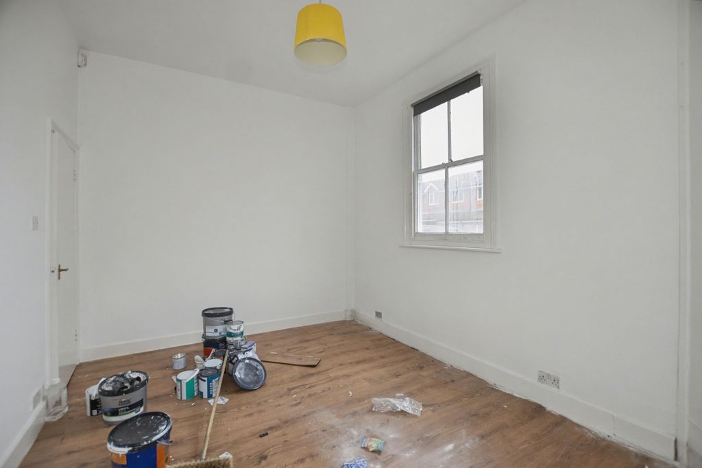 Property photo 2 of 12 29 Inverine Road, Charlton, London, Se7 7Nj