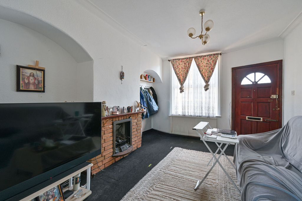 Property photo 2 of 8