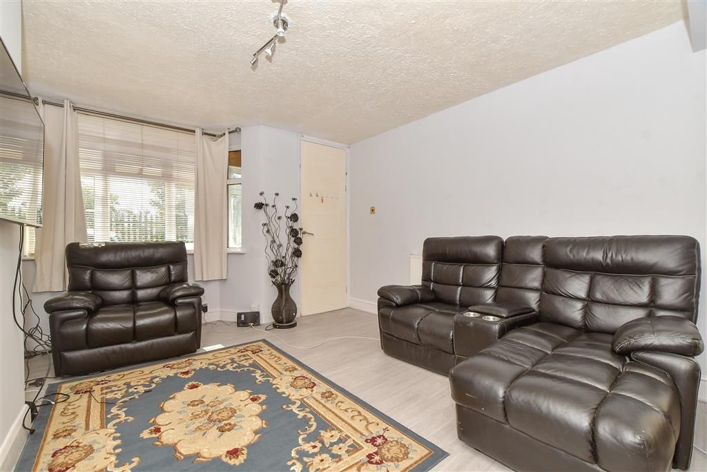 Property photo 3 of 10 Lounge C