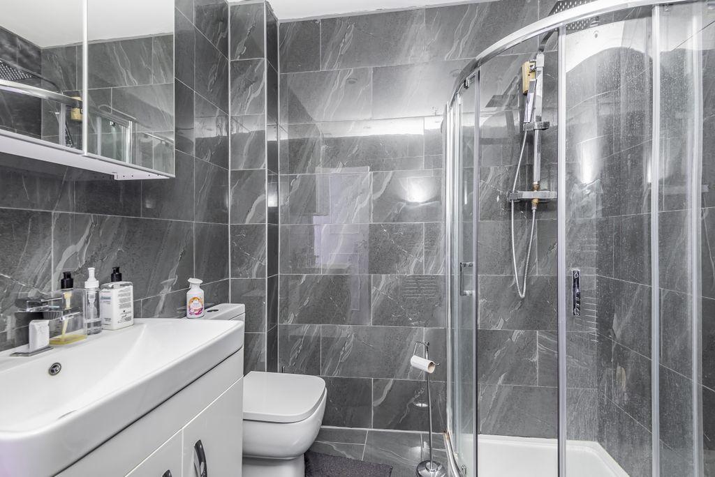 Property photo 3 of 6 Bathroom