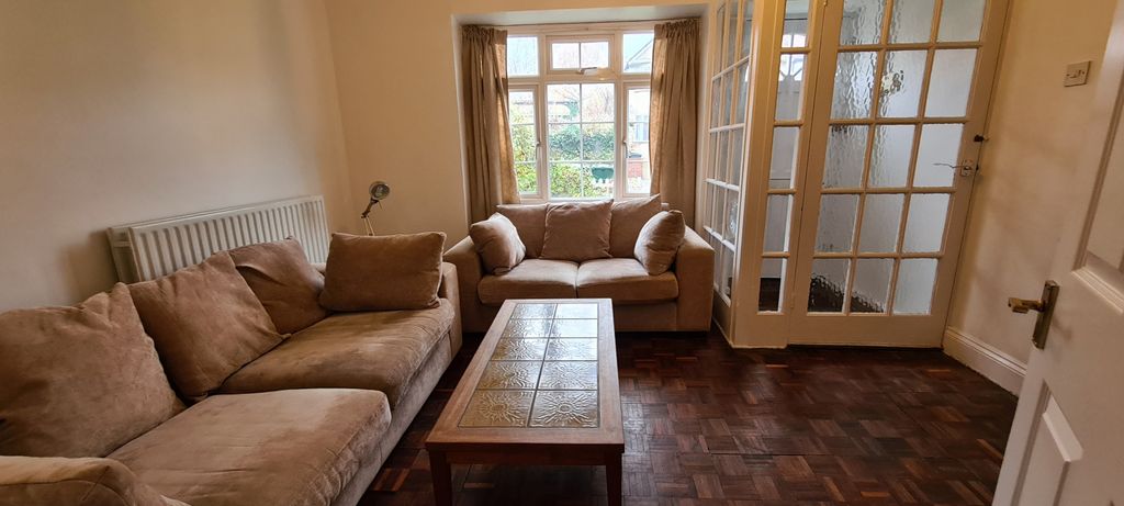 Property photo 1 of 14 3 Bed Town House To Rent York Road, New Barnet En5