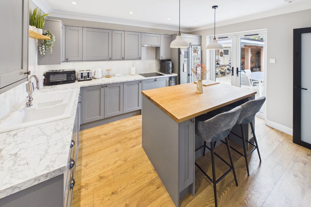 Property photo 3 of 18 Kitchen/Breakfast