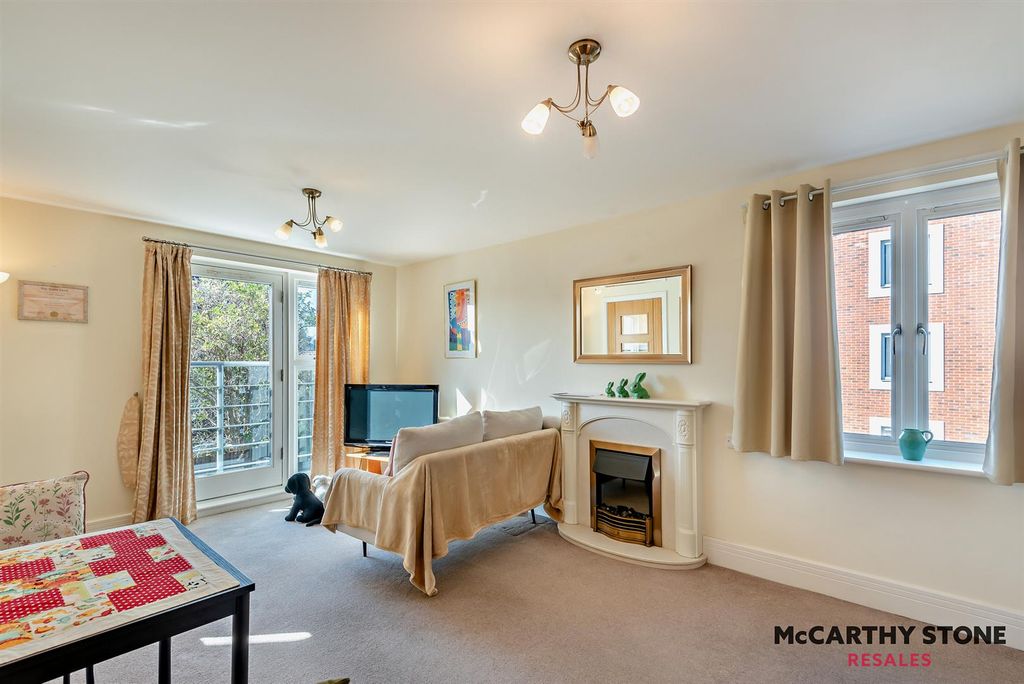 Property photo 2 of 18 Lounge