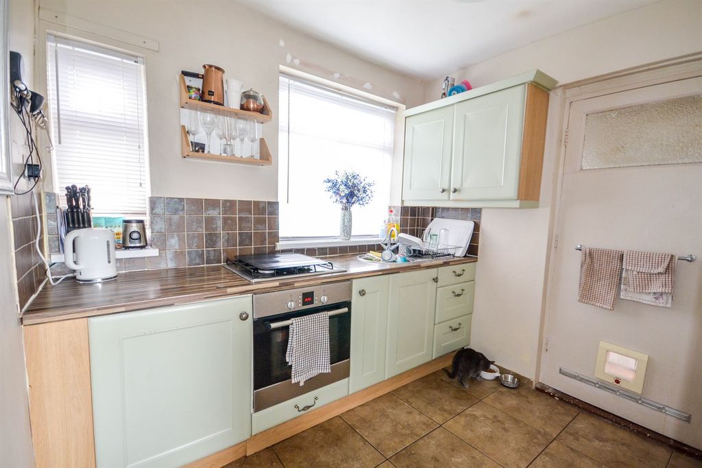Property photo 3 of 10 Kitchen
