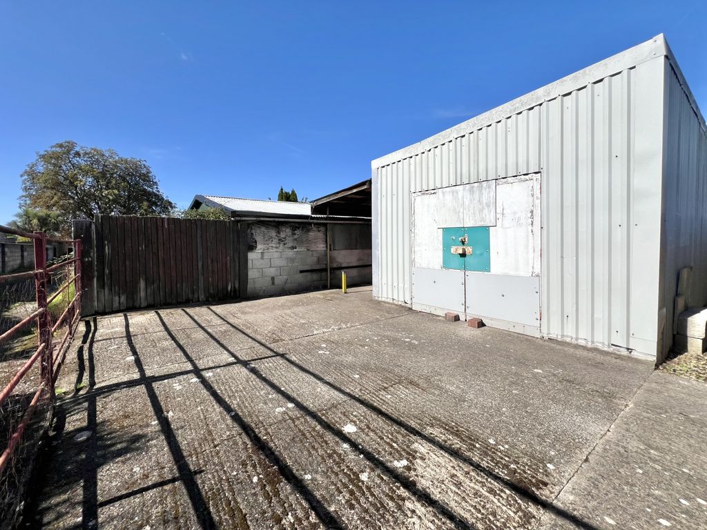 Property photo 1 of 16 Spacious 3 Bed With Substantial Garage