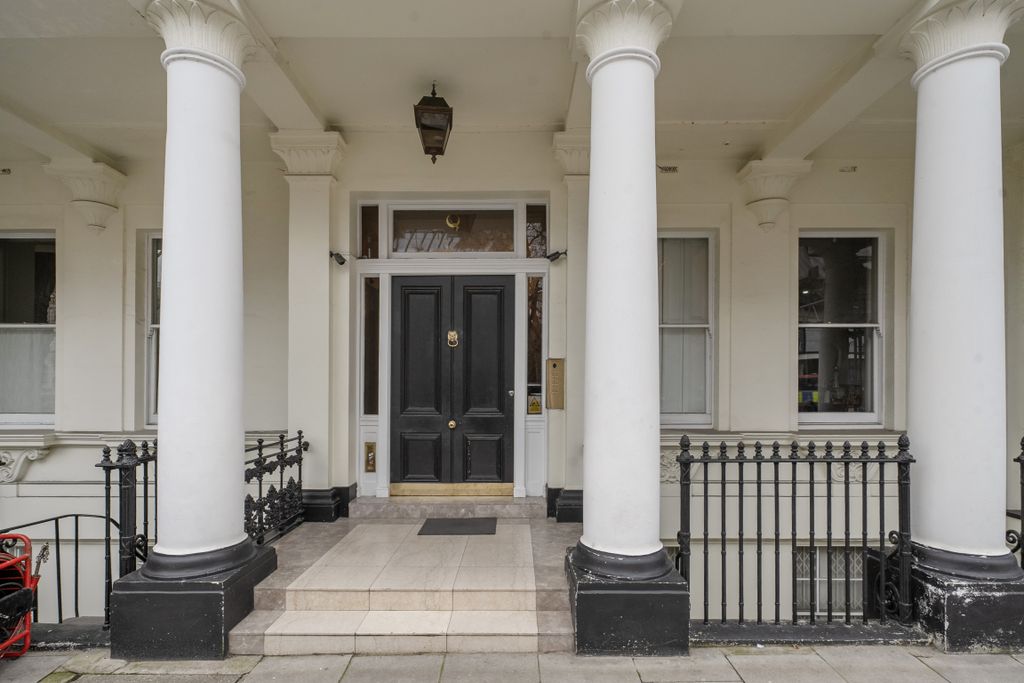 Property photo 2 of 23 Entrance