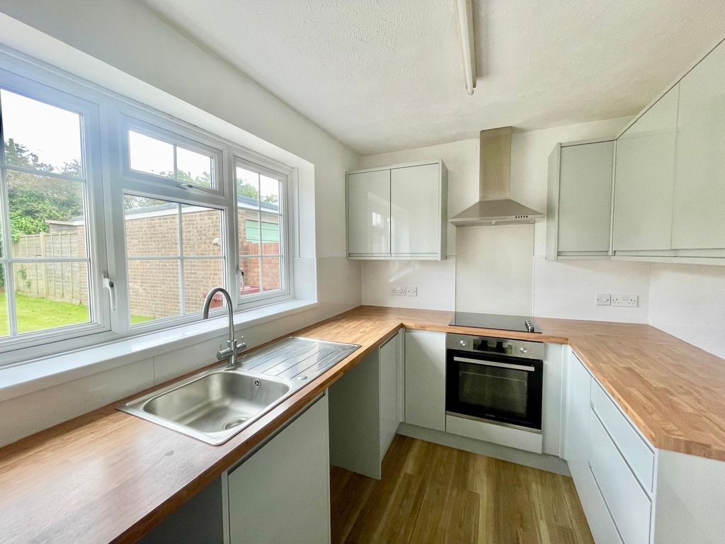 Property photo 2 of 11 Kitchen
