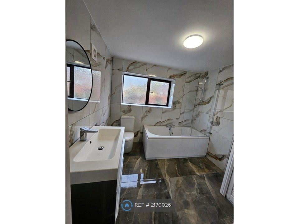 Property photo 2 of 10 Bathroom 1