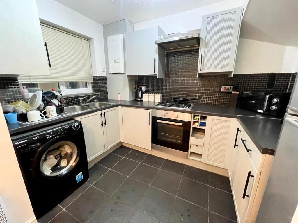 Property photo 3 of 8 Kitchen