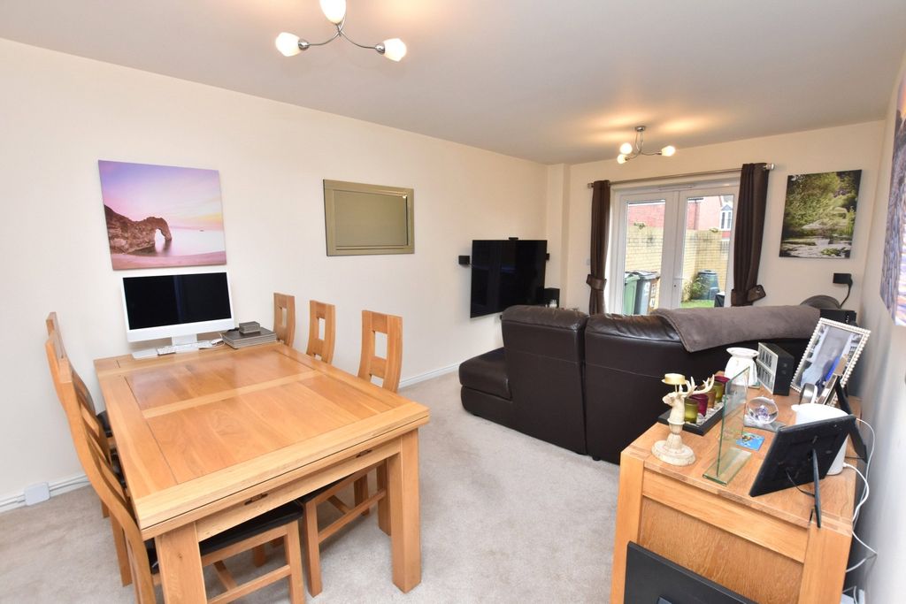 Property photo 2 of 17 Living Room