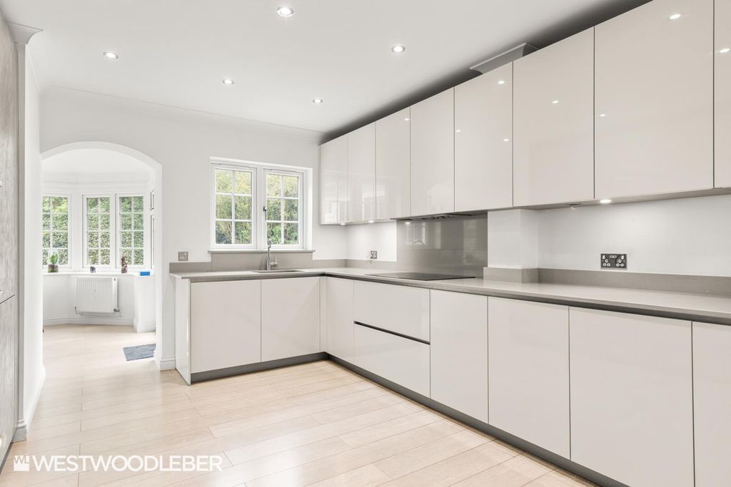 Property photo 3 of 40 Broxbourneburymews_26.Jpg