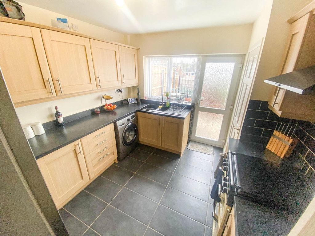 Property photo 3 of 10 Kitchen
