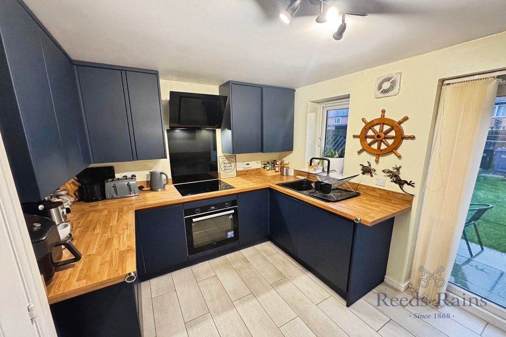 Property photo 3 of 17 Kitchen