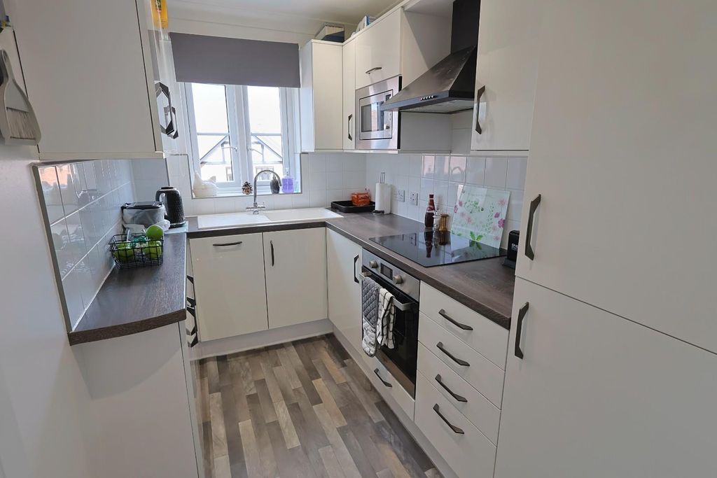Property photo 2 of 8 Kitchen