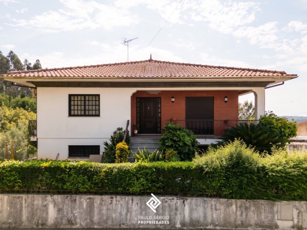 Property photo 1 of 35 3 Bedroom House With 1 Extra Room, Featuring A Spacious Outdoor Area, In A Quiet Residential Area Of Oliveira De Azeméis.