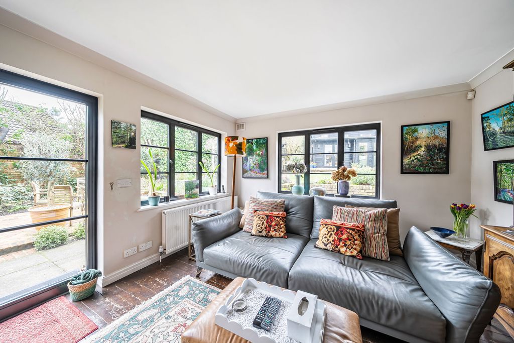 Property photo 2 of 27