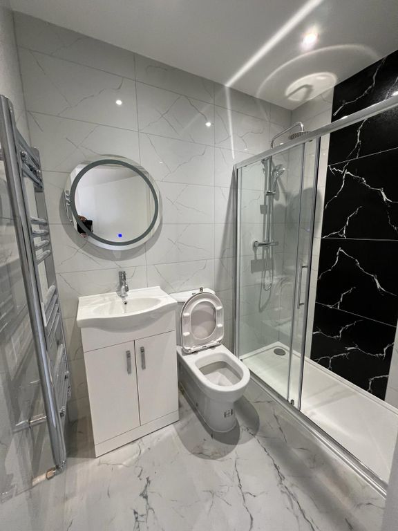 Property photo 1 of 7 Two Bedroom Two Bathroom Flat Ideal For Families-
